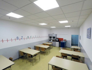 mit Mikrowellen und Kühlschrank